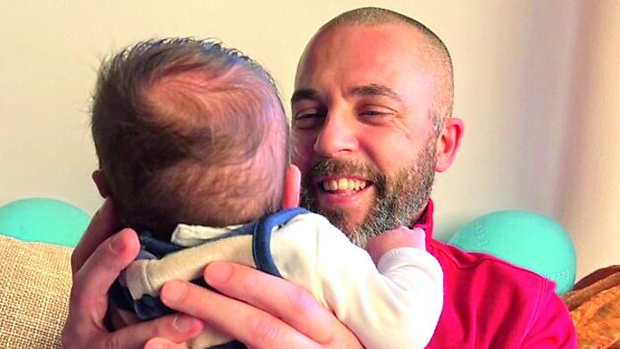 Maurizio Cappai col suo bambino