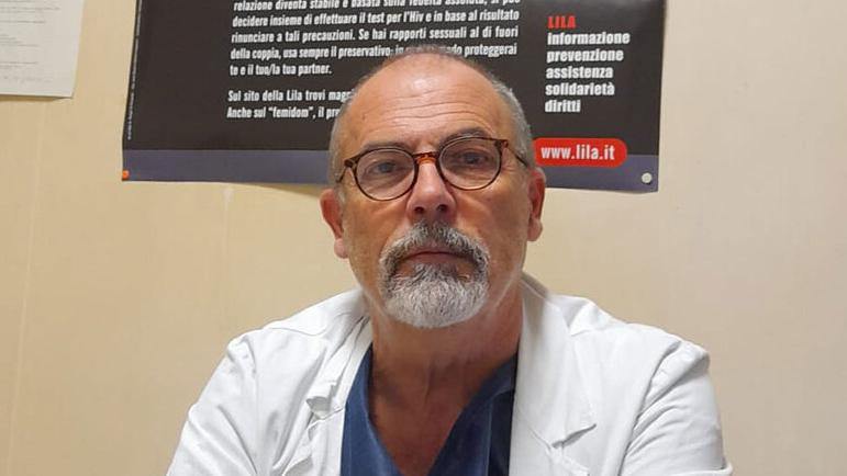 Spartaco Sani, classe 1958, empolese, primario di Malattie Infettive dell’ospedale da 35 anni in viale Alfieri, dal 2003 alla guida del 9° padiglione