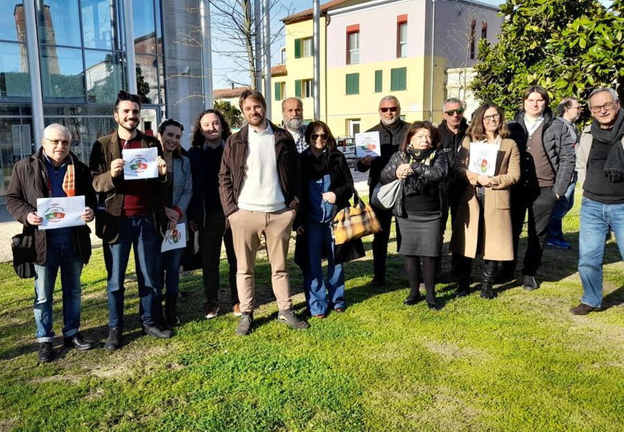 
	La lista Sinistra Unita per Pisa con al centro il candidato sindaco del centrosinistra a Pisa, Paolo Martinelli&nbsp;

