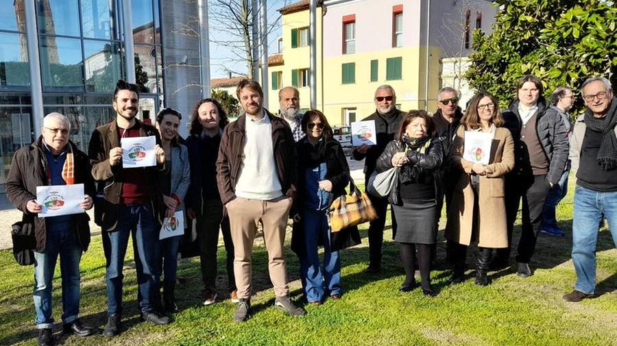 La lista Sinistra Unita per Pisa con al centro il candidato sindaco del centrosinistra a Pisa, Paolo Martinelli 