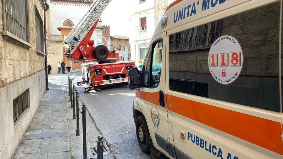 Le operazioni di soccorso in via Mazzini 