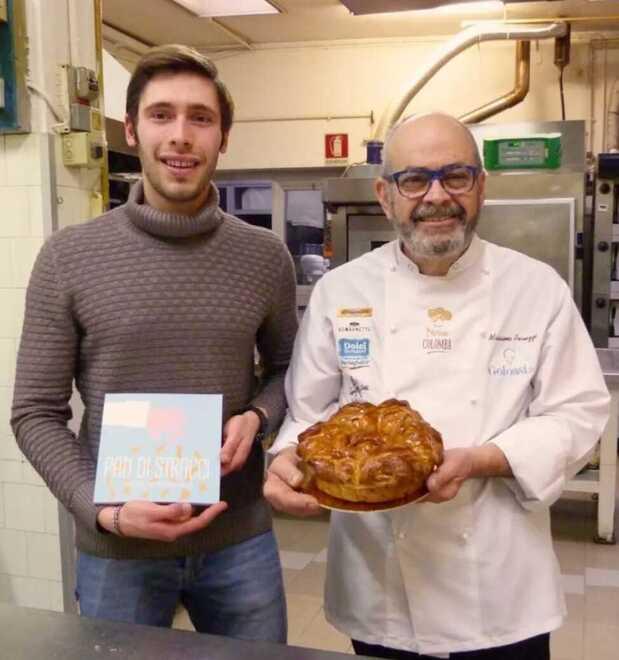 Lorenzo Cai insieme al pasticcere Massimo Peruzzi col “Pan di stracci”