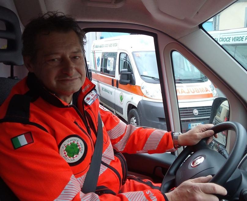 Valter Bartolini in una recente immagine alla guida di un mezzo della Croce Verde di Pistoia