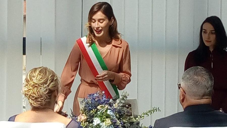 L'ex ministra Maria Elena Boschi nel municipio di Tortolì durante la cerimonia