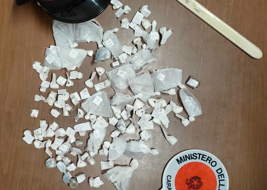 Inseguito e arrestato a 22 anni con 108 dosi tra cocaina e hashish