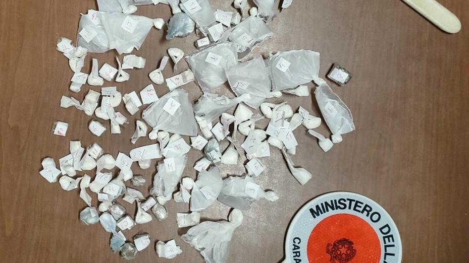 Inseguito e arrestato a 22 anni con 108 dosi tra cocaina e hashish