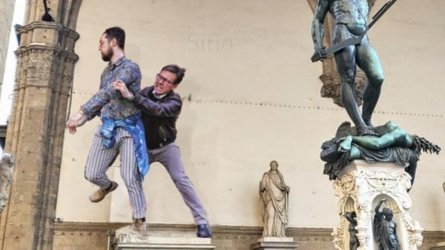 Nardella supereroe: dopo il blitz ambientalista a Palazzo Vecchio sui social impazzano i meme sul sindaco