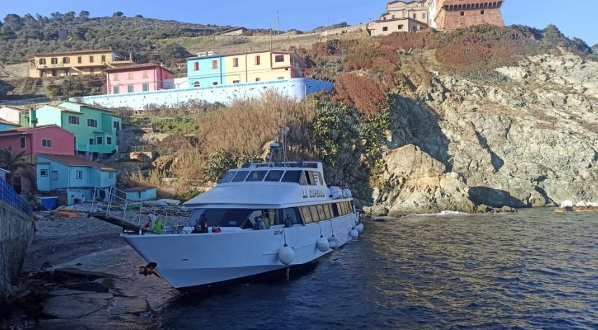 Traghetto si incaglia a Gorgona con avaria al motore, liberato e scortato a Livorno – Video