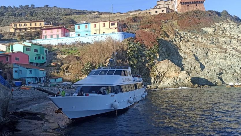 Traghetto si incaglia a Gorgona con avaria al motore, liberato e scortato a Livorno – Video