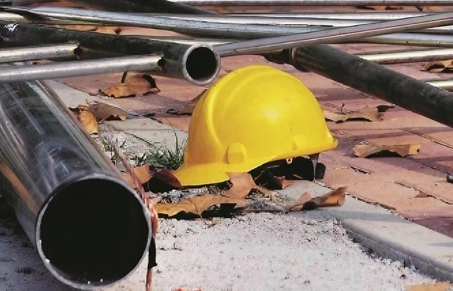 Esplode una bombola in una fabbrica: due morti di 34 e 35 anni