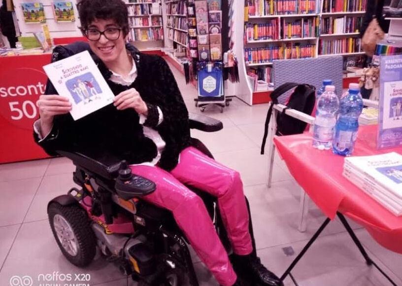 Ferrara, le rubano la carrozzina a motore ma fuggono e un’auto la danneggia