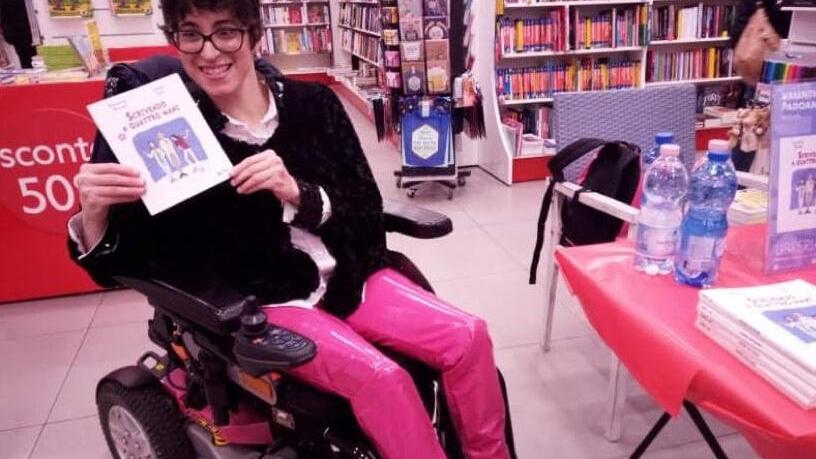 Ferrara, le rubano la carrozzina a motore ma fuggono e un’auto la danneggia