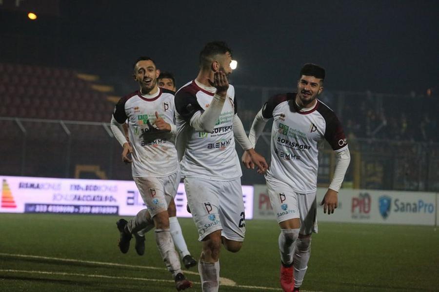 
	Ciccio Nicastro esulta insieme ai compagni: la sua tripletta fa volare il Pontedera a Fiorenzuola (Foto Franco Silvi)

