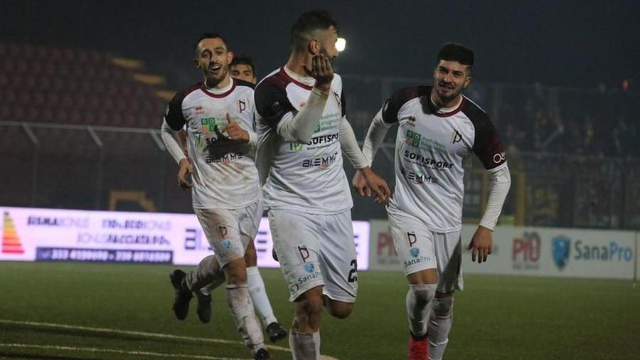 Ciccio Nicastro esulta insieme ai compagni: la sua tripletta fa volare il Pontedera a Fiorenzuola (Foto Franco Silvi)