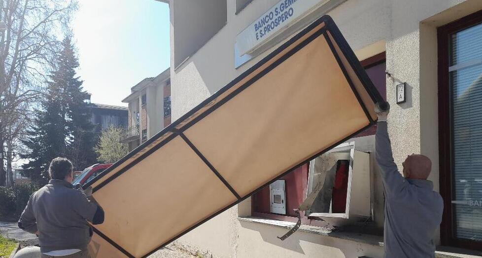 Bancomat assaltato in via dei Gonzaga: «Un boato come quello del terremoto»