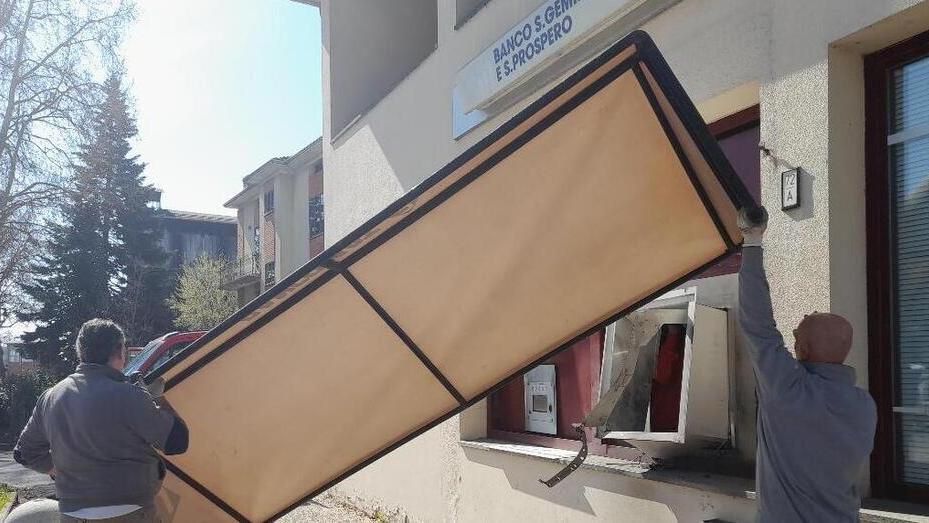 Bancomat assaltato in via dei Gonzaga: «Un boato come quello del terremoto»