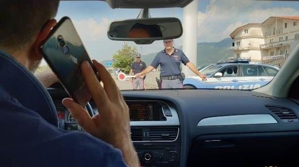 Al volante con il cellulare: raddoppiate le multe