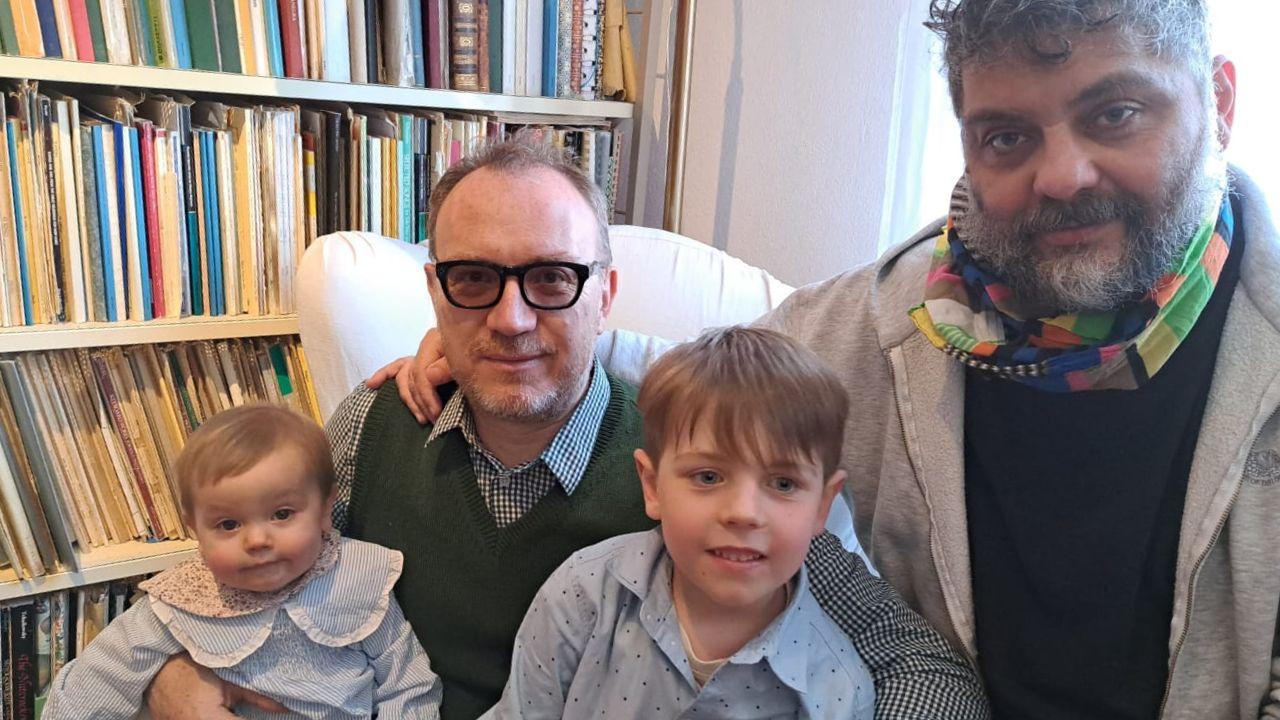 Leonardo e Francesco sono babbo e babbo: «Oggi non festeggiamo. E comunque è l’ora di chiamarla festa dei papà»