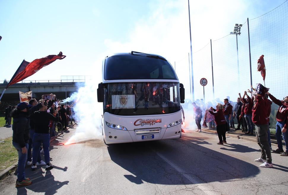 La spinta dei tifosi alla Regia prima del match: il pullman accompagnato da una folla granata