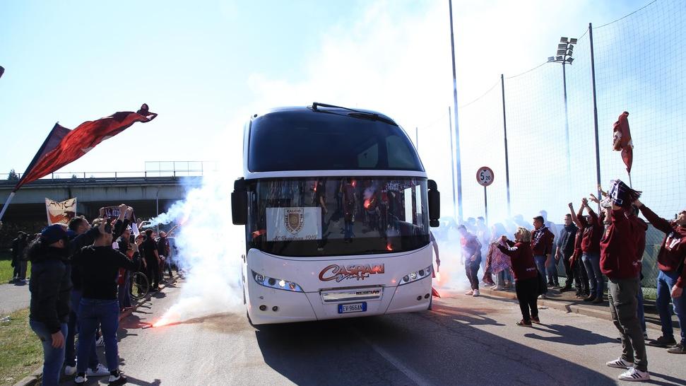 La spinta dei tifosi alla Regia prima del match: il pullman accompagnato da una folla granata