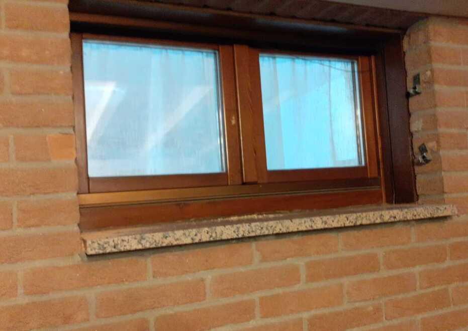 Formigine, tagliano le inferriate e rubano le catenine dei bimbi