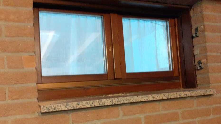 Formigine, tagliano le inferriate e rubano le catenine dei bimbi