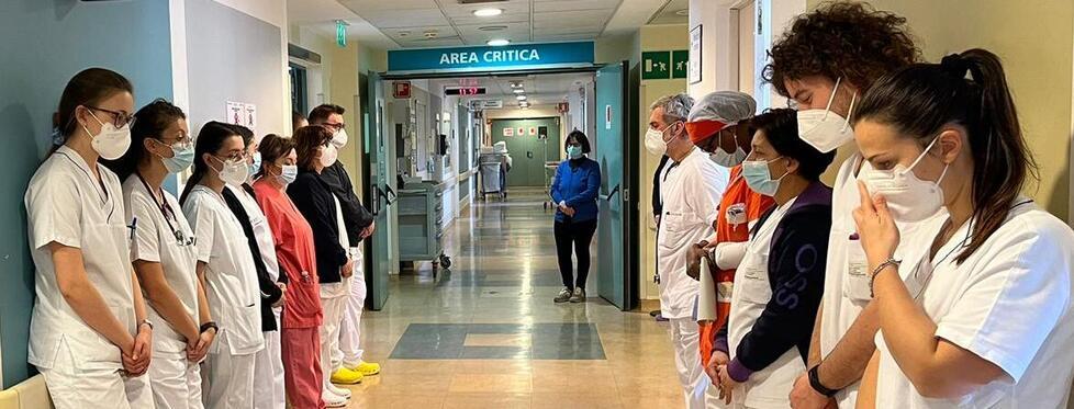 Modena, un minuto di raccoglimento per le 2.485 vittime del Covid 