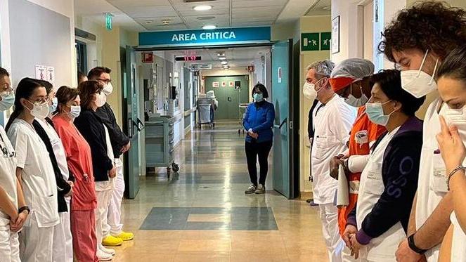 Modena, un minuto di raccoglimento per le 2.485 vittime del Covid