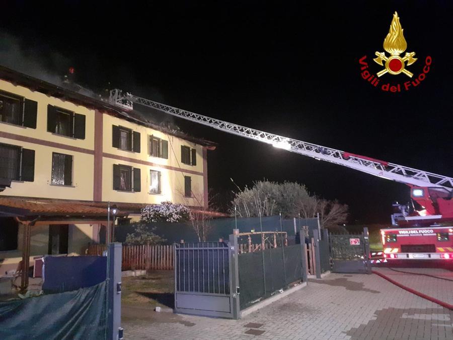 Castelfranco, tetto di una palazzina in fiamme