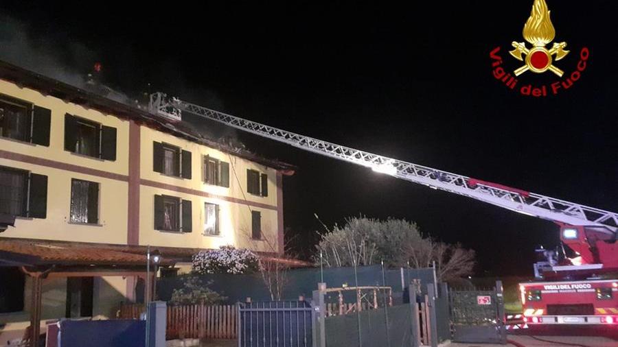 Castelfranco, tetto di una palazzina in fiamme