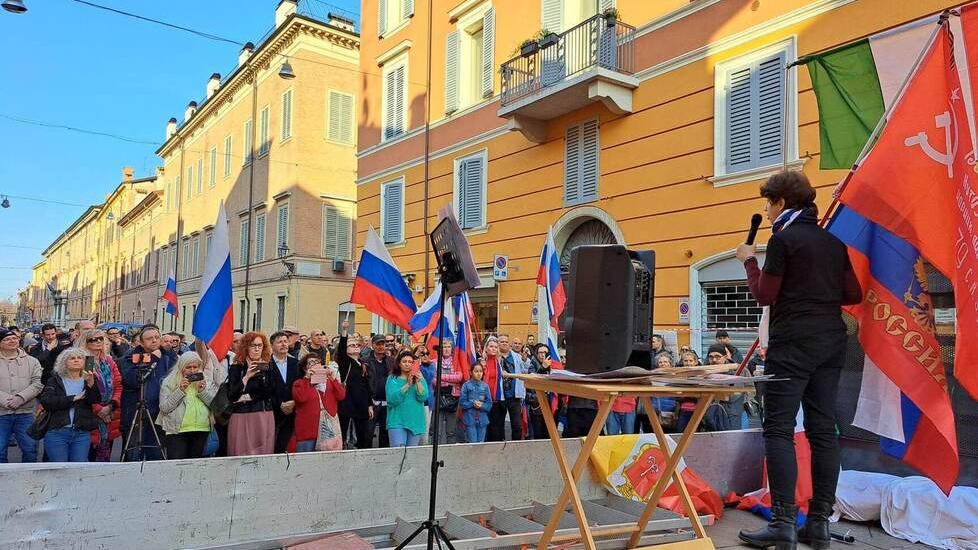 Accade a Modena: in corso Canalgrande bandiere russe contro la Nato
