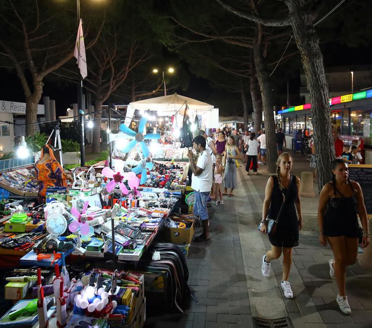 Mercatini serali ai Lidi, l’appello: «Riconoscere le quote ai consorzi»