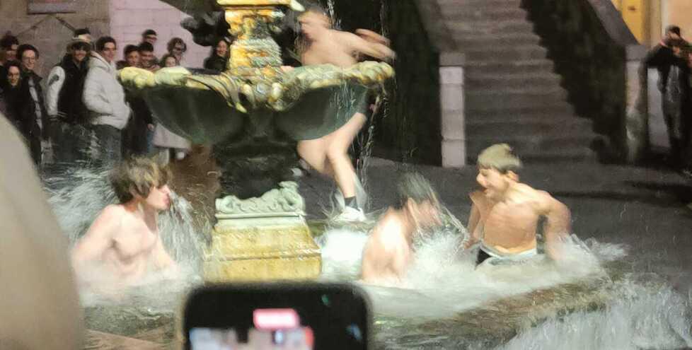 I ragazzi che fanno il bagno nella fontana del Bacchino in piazza del Comune