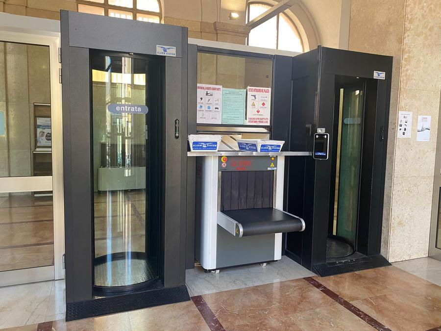 Sassari, ai controlli di sicurezza del tribunale con droga coltelli, lame e cartucce