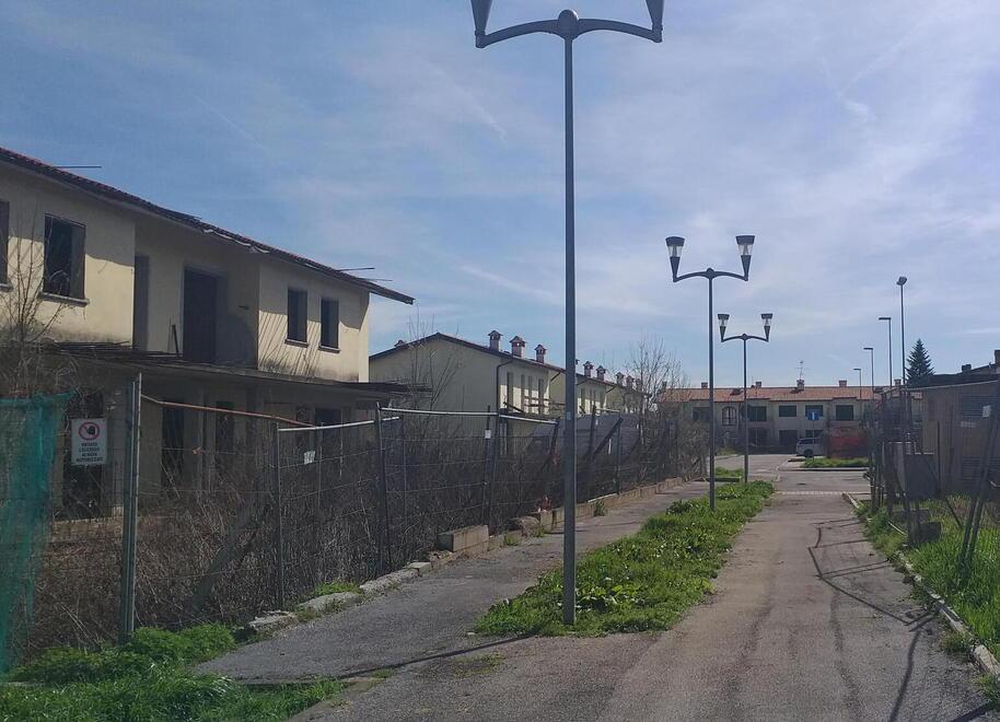 Scorcio del degrado che avvolge il complesso residenziale