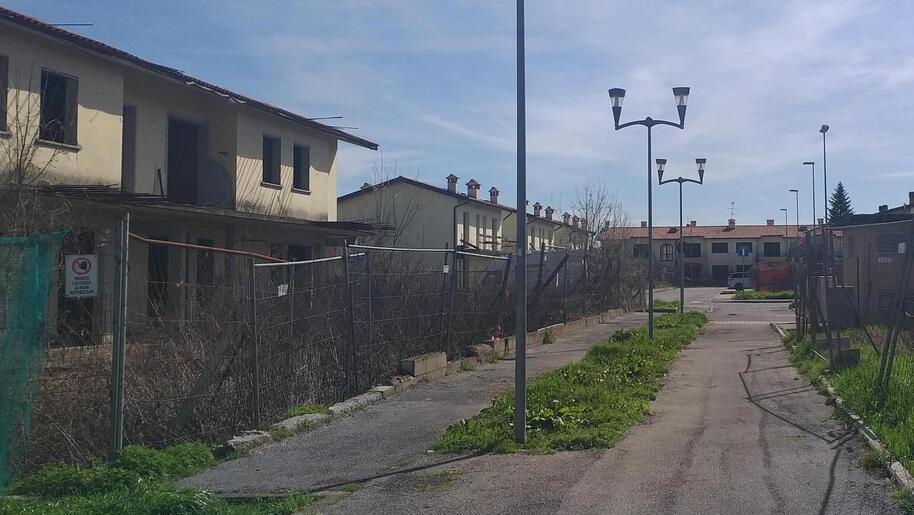 Scorcio del degrado che avvolge il complesso residenziale