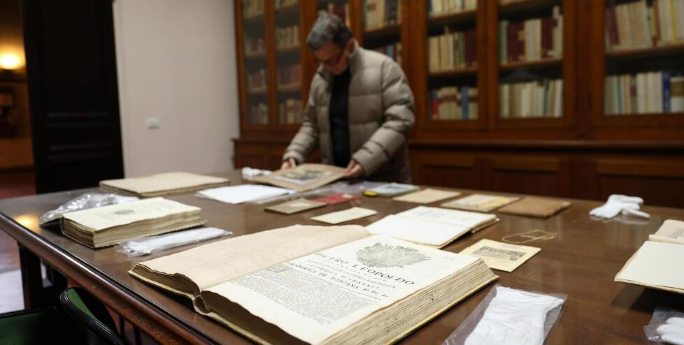 Una veduta dell’archivio storico con i preziosi volumi