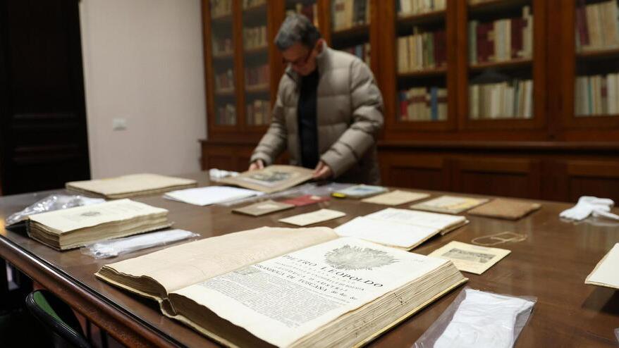 Una veduta dell’archivio storico con i preziosi volumi