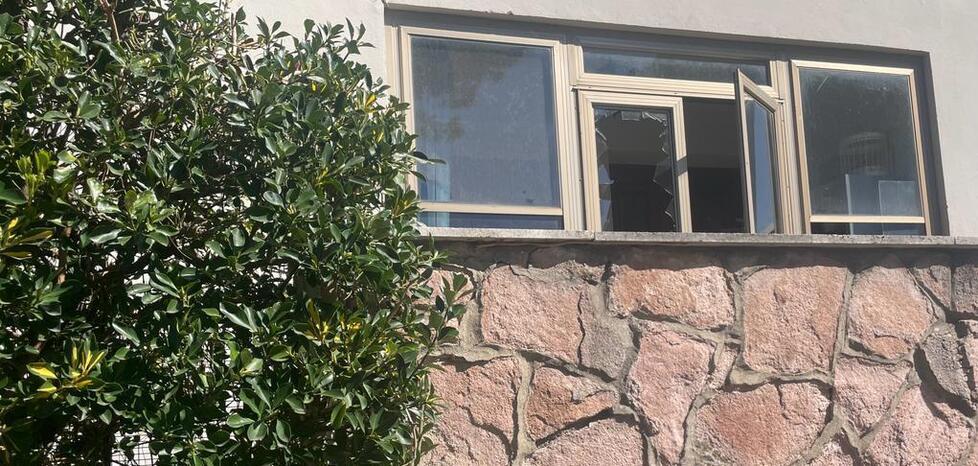 Maxi petardi contro la casa, caos alla Cigna e vetri in frantumi