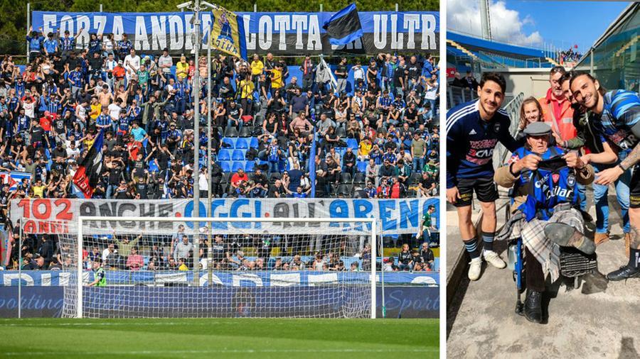 
	Alessandro Bruno Burichetti con alcuni giocatoridel Pisa e la tifoseria del Pisa con lo striscione in suo onore

