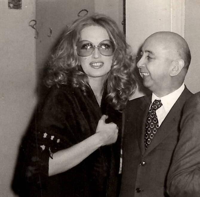 Il signore che faceva brillare la notte nella Versilia degli anni ruggenti: Carmelo Santini, una vita tra le star