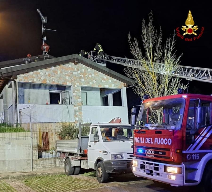 Brucia il tetto di un’abitazione, una famiglia intossicata