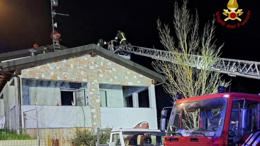 Brucia il tetto di un’abitazione, una famiglia intossicata