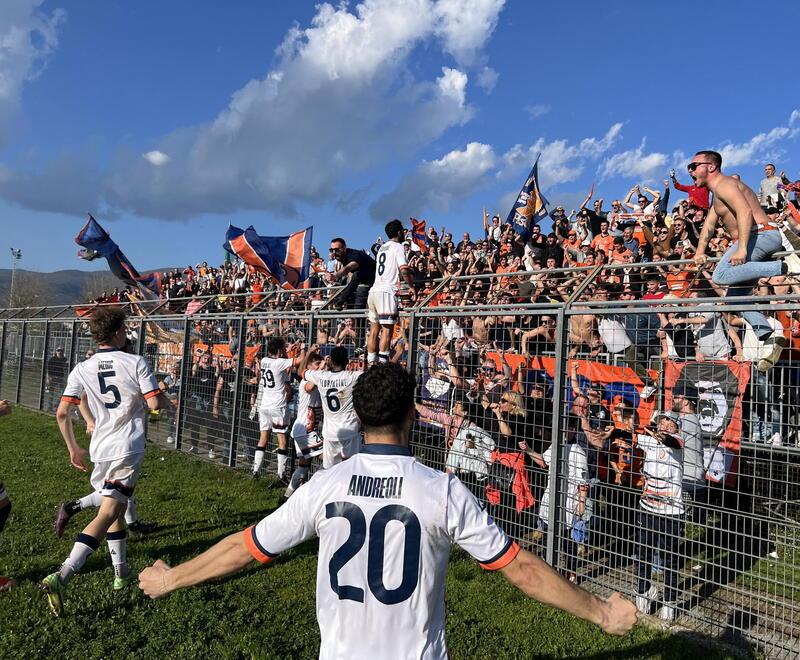 Capitan Caponi va a festeggiare sotto la curva dei tifosi arancioni (fotoNucci)
