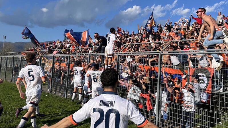 Capitan Caponi va a festeggiare sotto la curva dei tifosi arancioni (fotoNucci)