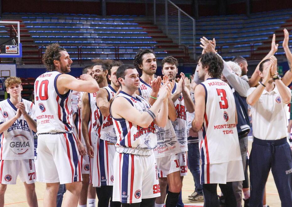 I giocatori della Gema salutano i tifosi a fine gara (foto Nucci)