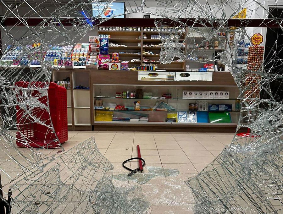 Via di Collinaia, maxi furto in tabaccheria. Il titolare: «Mi hanno dato il benvenuto» – Video