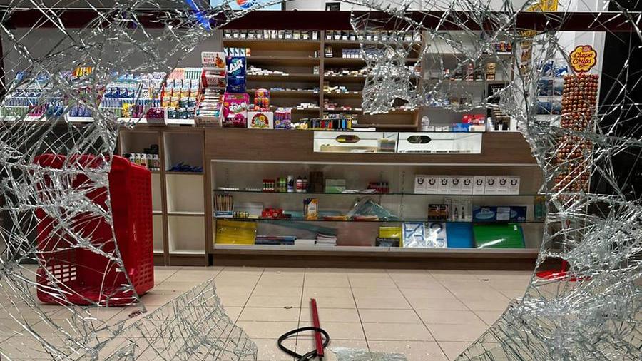 Via di Collinaia, maxi furto in tabaccheria. Il titolare: «Mi hanno dato il benvenuto» – Video