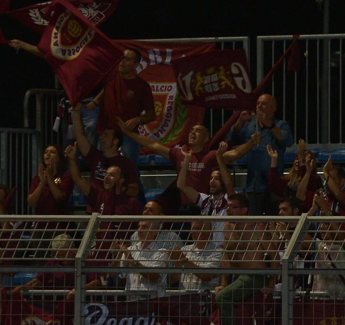 tanti tifosi granata in curva 