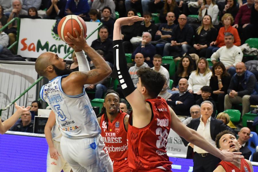 
	Dowe al tiro sotto lo sguardo di Bucchi (foto mauro chessa)

